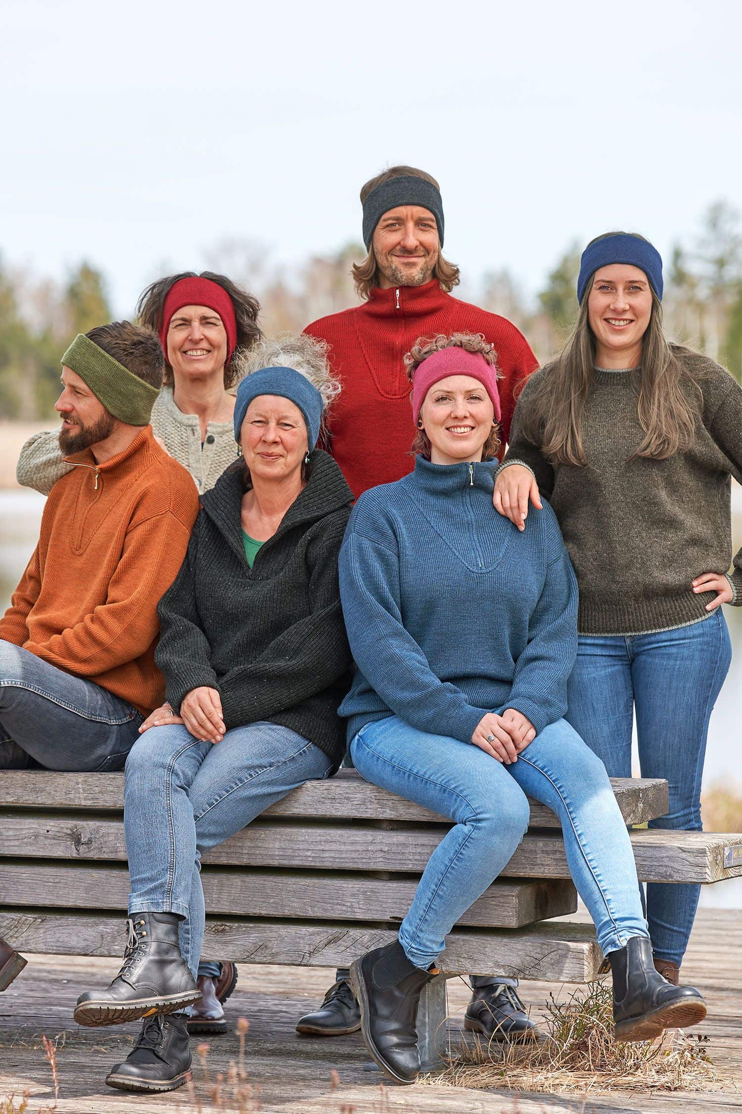 Warmes Stirnband Warmes Finkhof Stirnband aus kbT Wolle und kbA Baumwolle getragen in sechs Farben auf Gruppenbild in der Natur