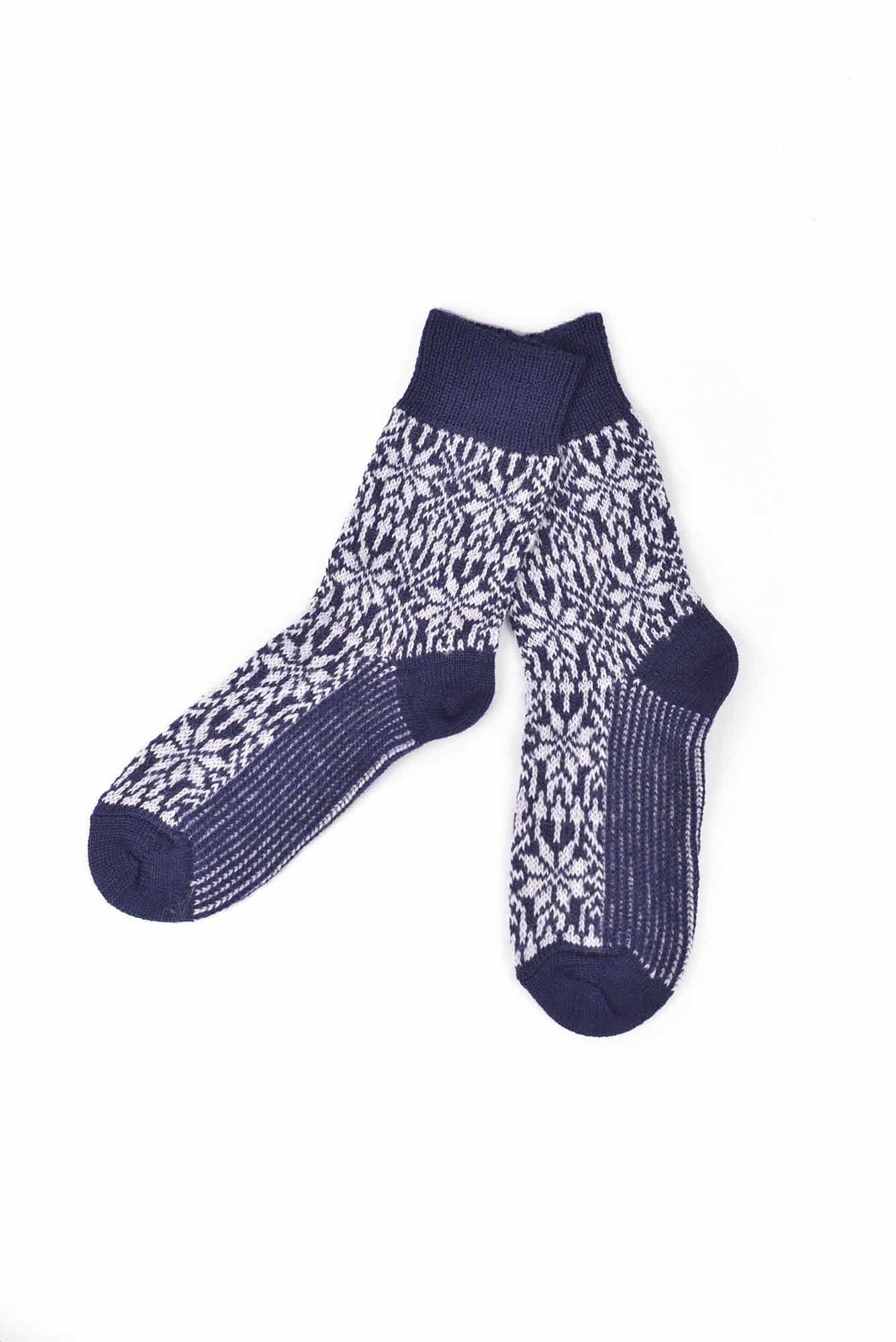 ein Paar blau weiße Socken mit Norwegermuster aus bio Merinowolle (kbT), Freisteller