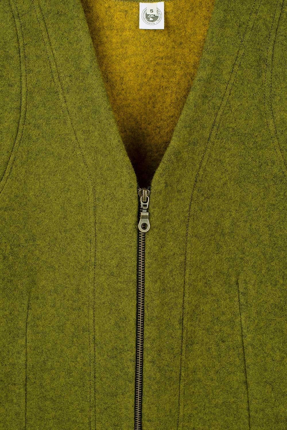Detailfoto vom Reißverschluss und Kragen der grünen Weste Marlene, Freisteller