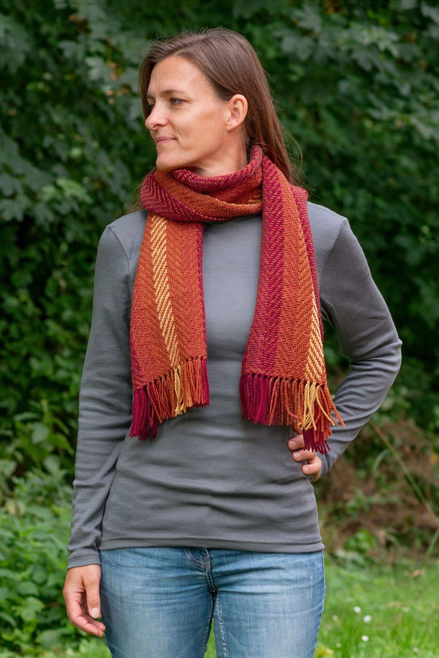 Fraul trägt pflanzengefärbten und handgewebten Wollschal aus bio Wolle (kbT) vom Finkhof in Orangetönen