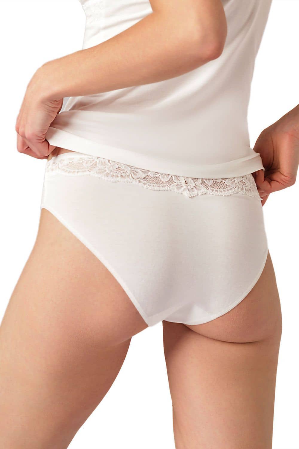 Model trägt naturweißen Slip mit Spitze aus bio Baumwolle (kbA) und Elasthan mit Spitzentop, von hinten