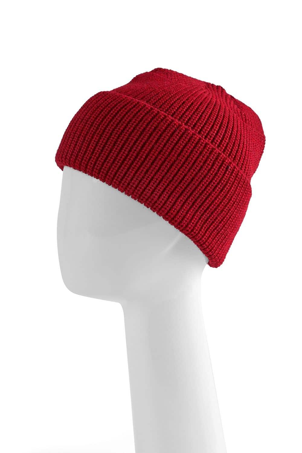 rote Wollmütze aus bio Wolle (kbT) vom Finkhof auf einem Puppenkopf