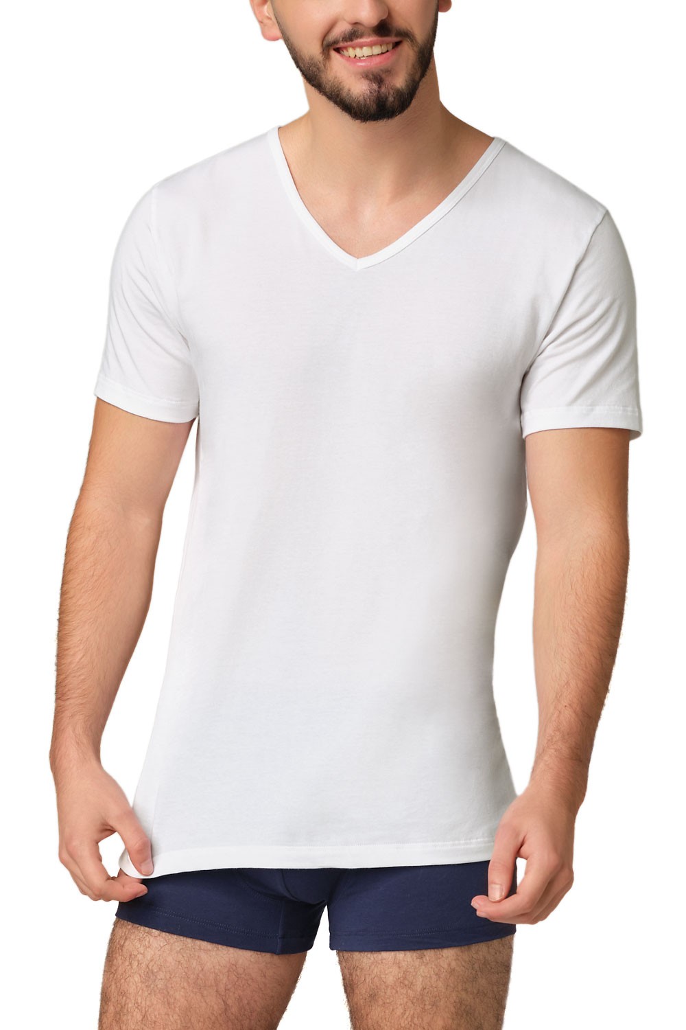 Baumwoll-Herren-Kurzarmshirt aus Bio-Baumwolle Frontansicht von Model mit Boxershorts und ein weißem Kurzarmshirt aus bio Baumwolle (kbA) und Elasthan mit V Ausschnitt