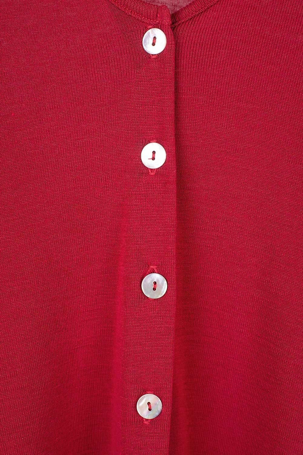 Detailaufnahme von den Knöpfen des roten Cardigans aus bio Wolle (kbT) und Seide