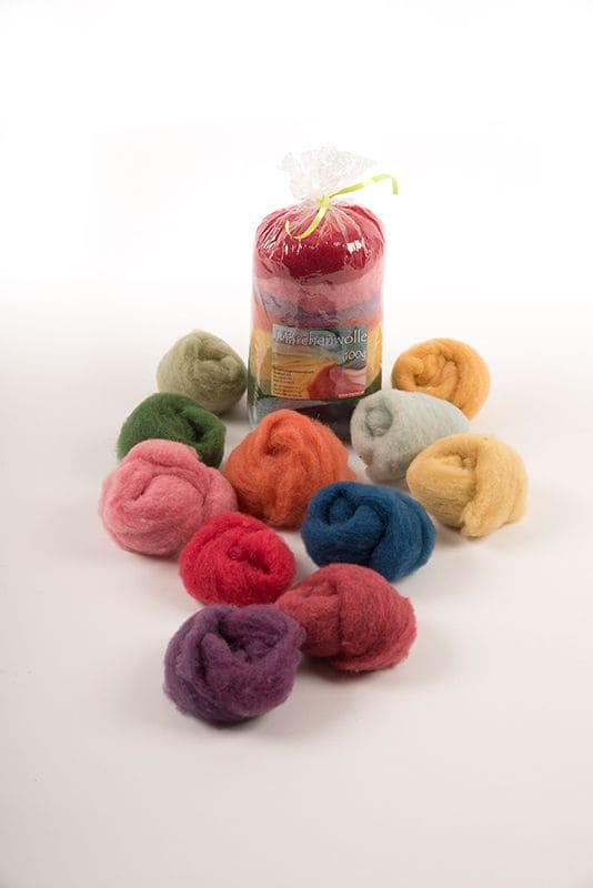 Märchenwolle in 10 Farben vom Finkhof aus bio Wolle (kbT) in Plastickpackung mit aufgerollten Knäulen davor