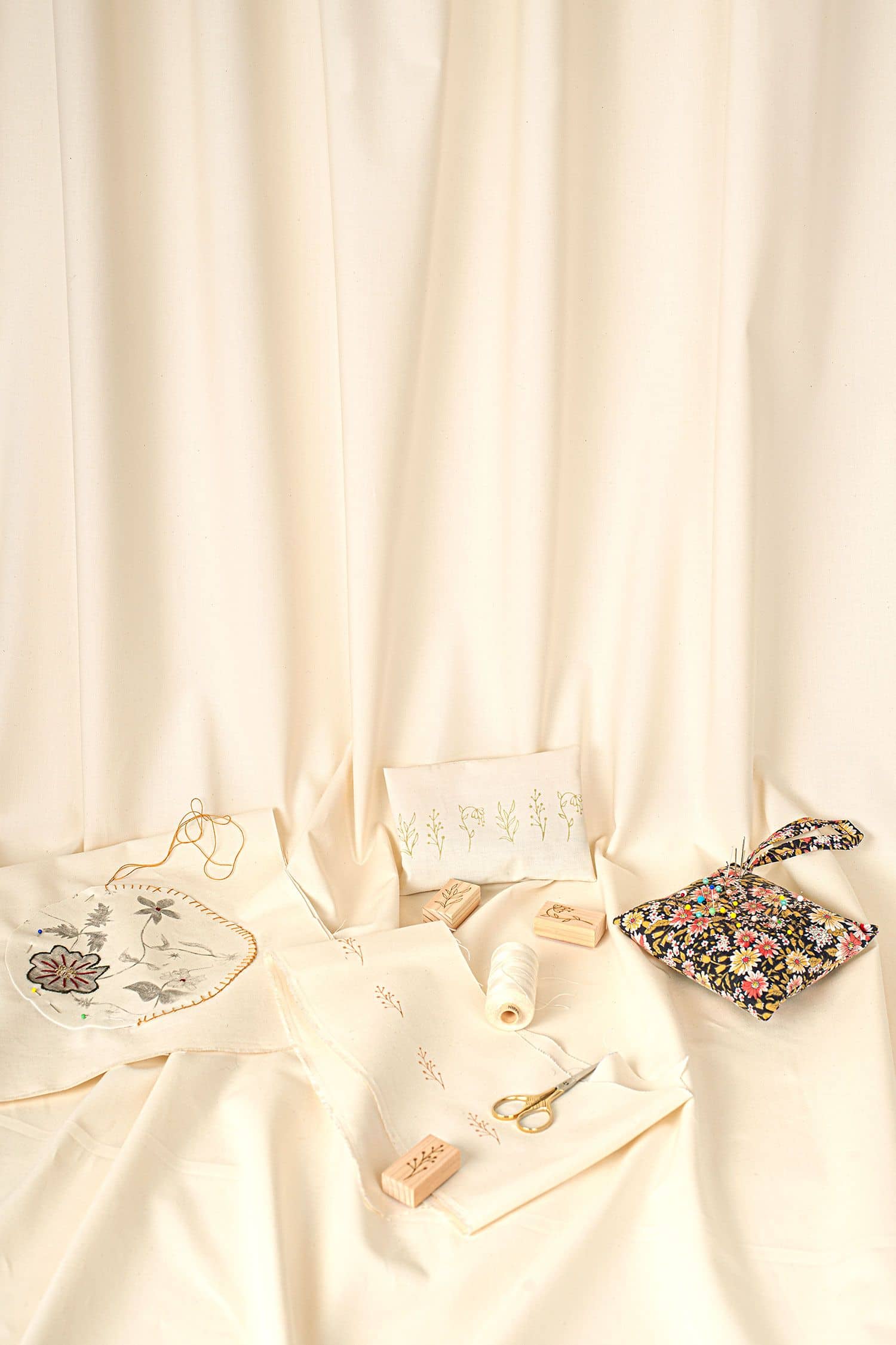 Stimmungsbild mit naturweißem Baumwoll Webstoff aus bio Baumwolle (kbA) und Stickzubehör