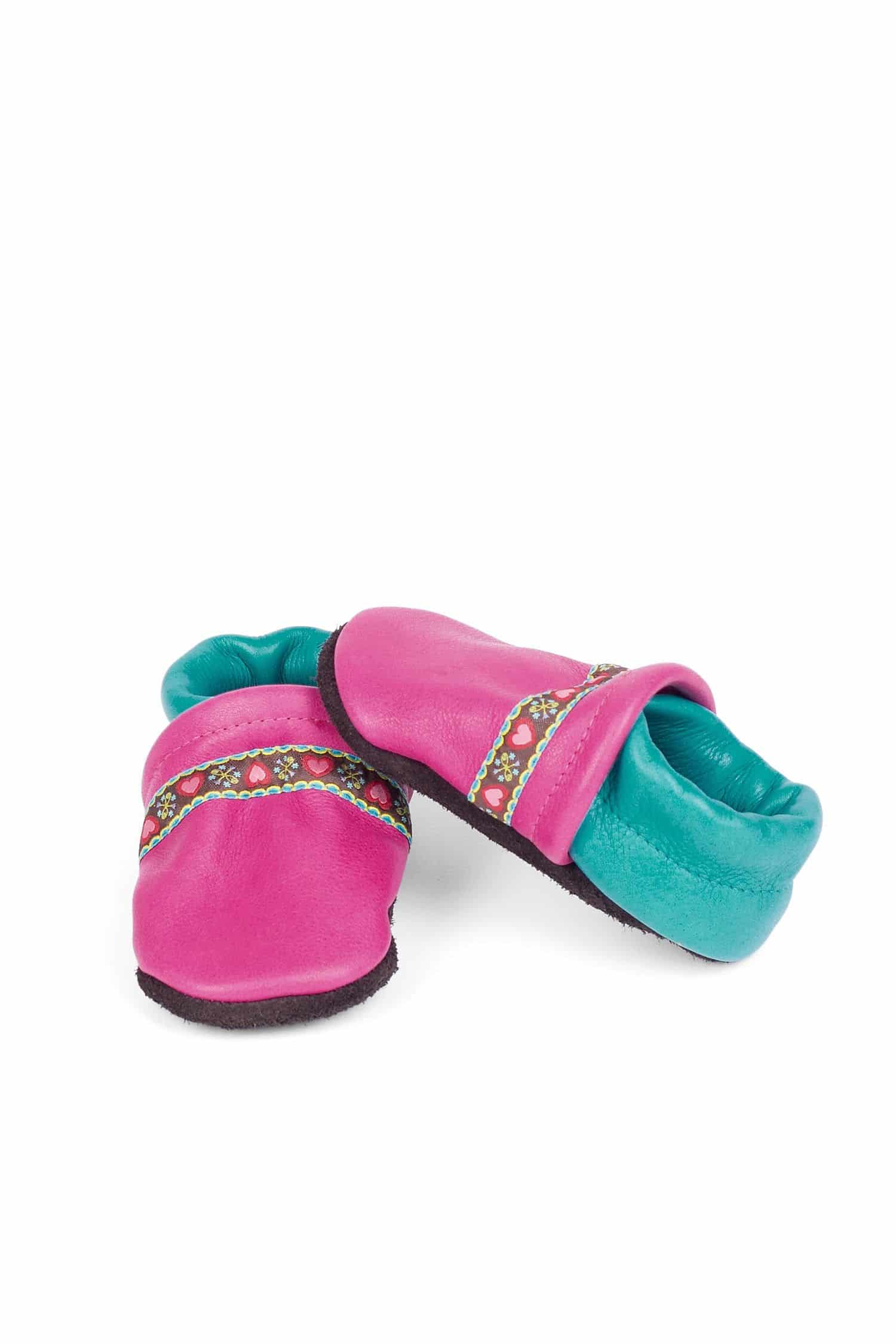 pinke Lederpatschen mit türkisen Details und gemustertem Band aus Rindsleder vom Finkhof, Freisteller