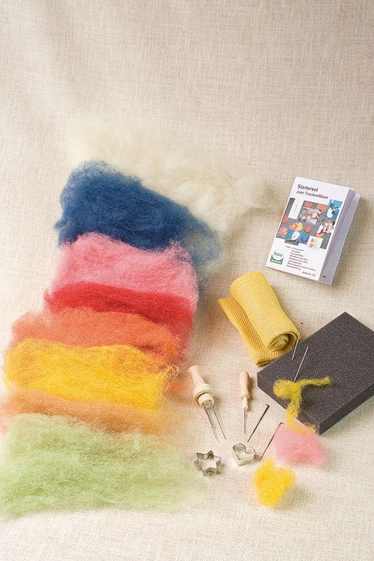 Startset Trockenfilzen Starterset zum Trockenfilzen mit farbiger bio Wolle (kbT) und Zubehör auf beigem Untergrund