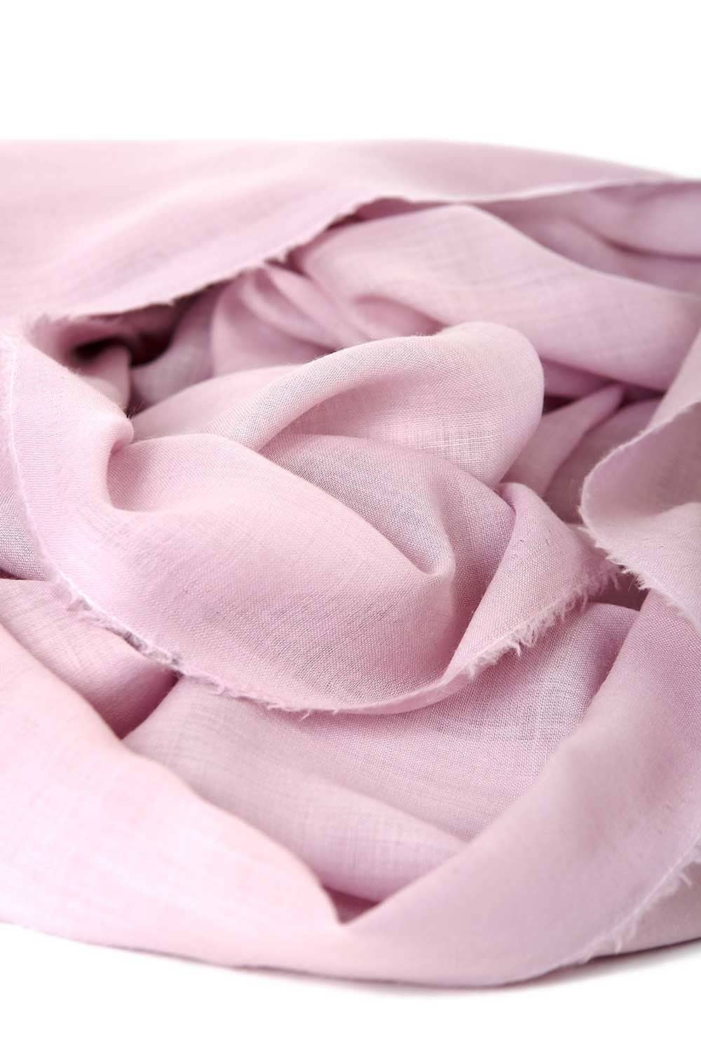 rosa Wollmouselinestoff aus bio Wolle (kbT) ausgelegt