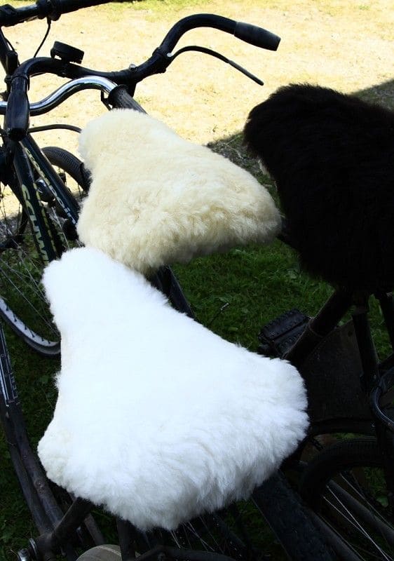 Fahrradsattelbezug Fahrradsattelbezug aus Schaffell vom Finkhof in braun, weiß und gelblich auf Fahrrädern