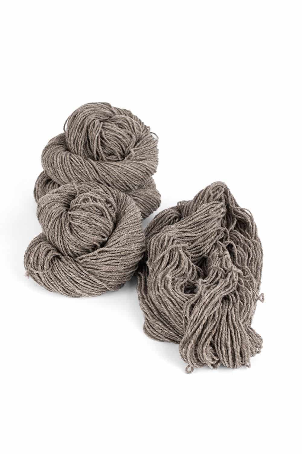 dicke ungefärbte Merinowolle aus bio Wolle (kbT) vom Finkhof in dunkelgrau als Stränge