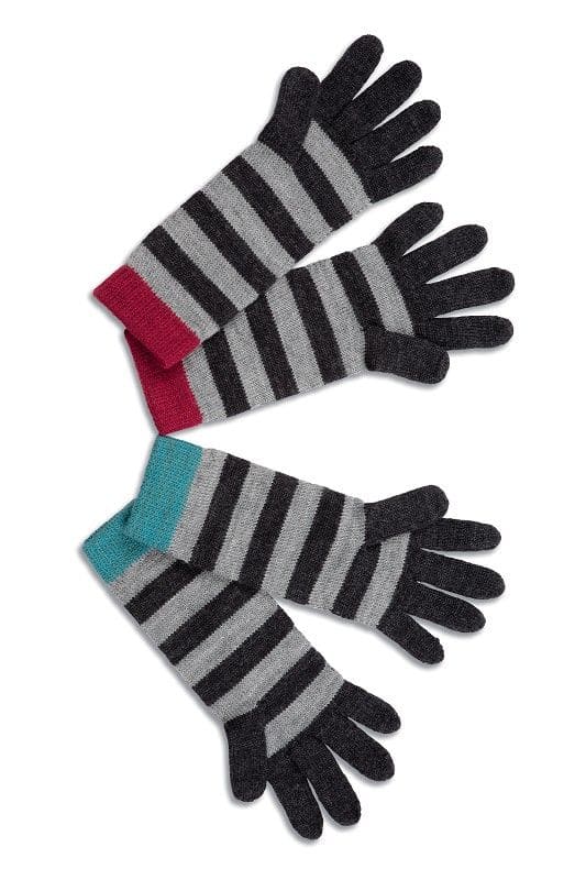 Ringelhandschuhe gestreifte Handschuhe in grau mit rot und türkis liegen paarweise nebeneinander auf weißem Untergrund