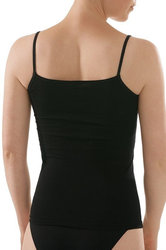 Rückansicht von Model mit schwarzem Spaghettiträgertop und Slip aus bio Baumwolle (kbA) und Elasthan
