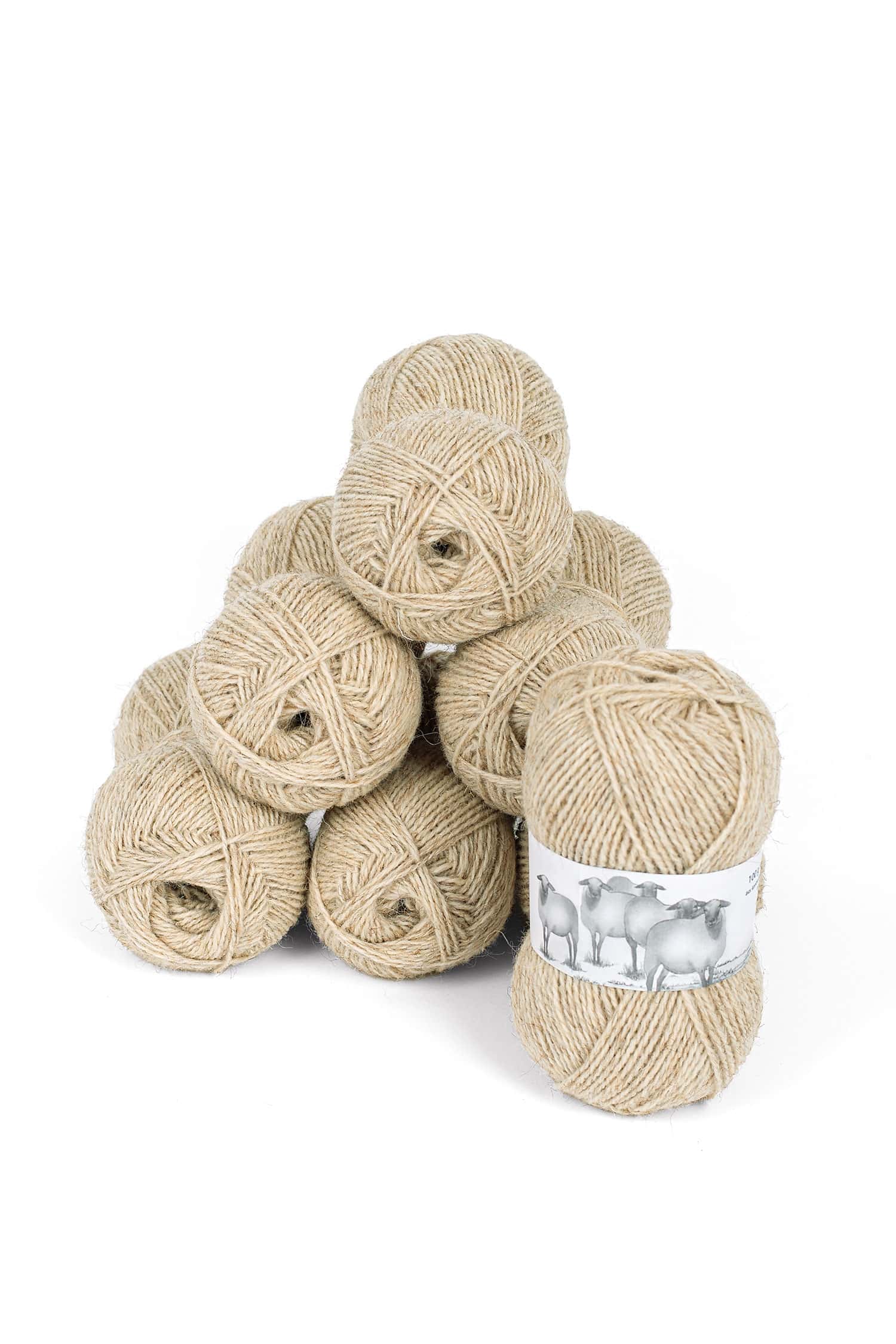 Fuchswolle dick ungefärbt gestapelte Wollknäule aus dickem ungefärbtem bio Wollgarn vom Coburger Fuchsschaf (kbT) vom Finkhof, Freisteller