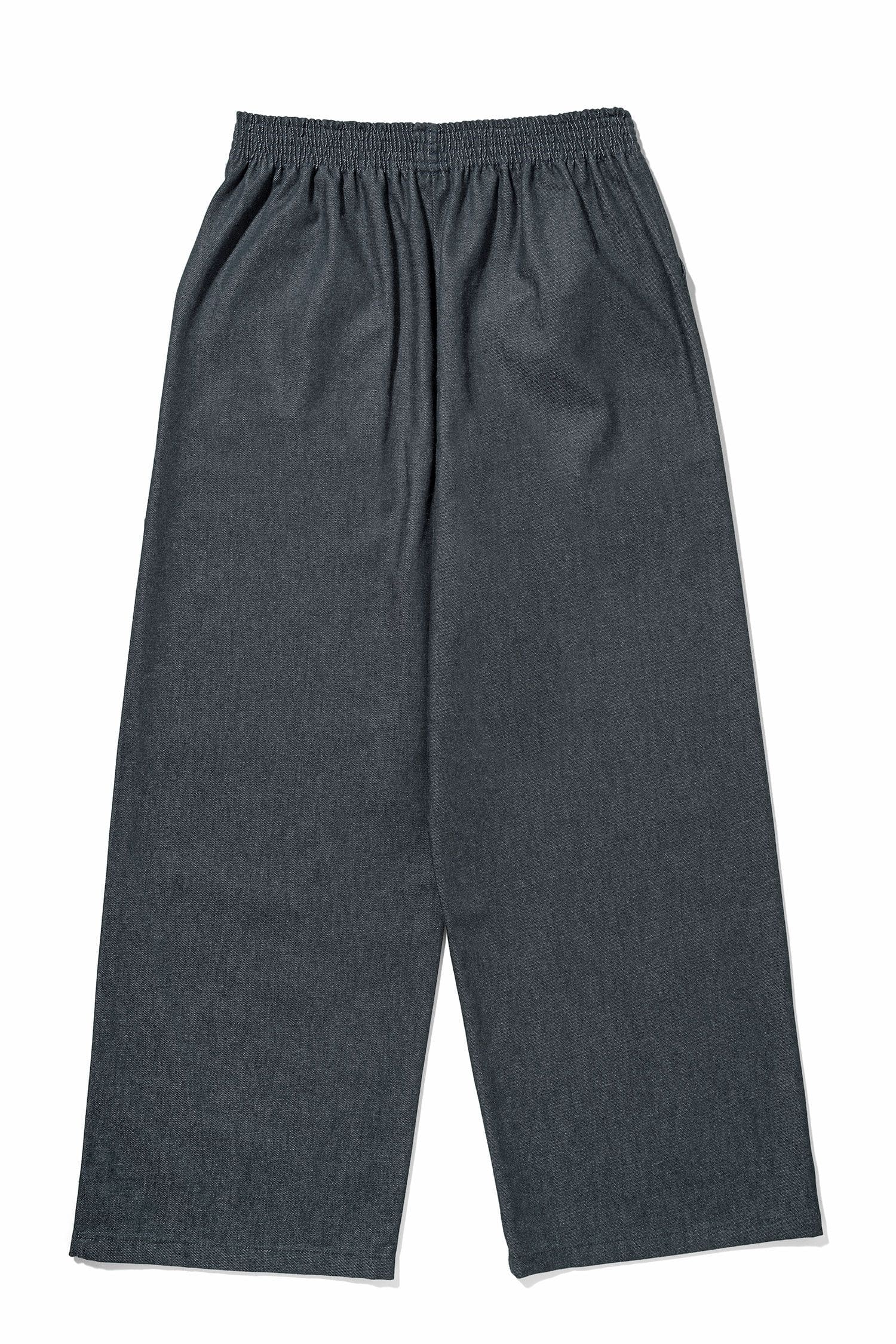 gerade geschnittene Stoffhose in jeansblau aus bio Baumwolle (kbA) vom Finkhof, Freisteller von hinten