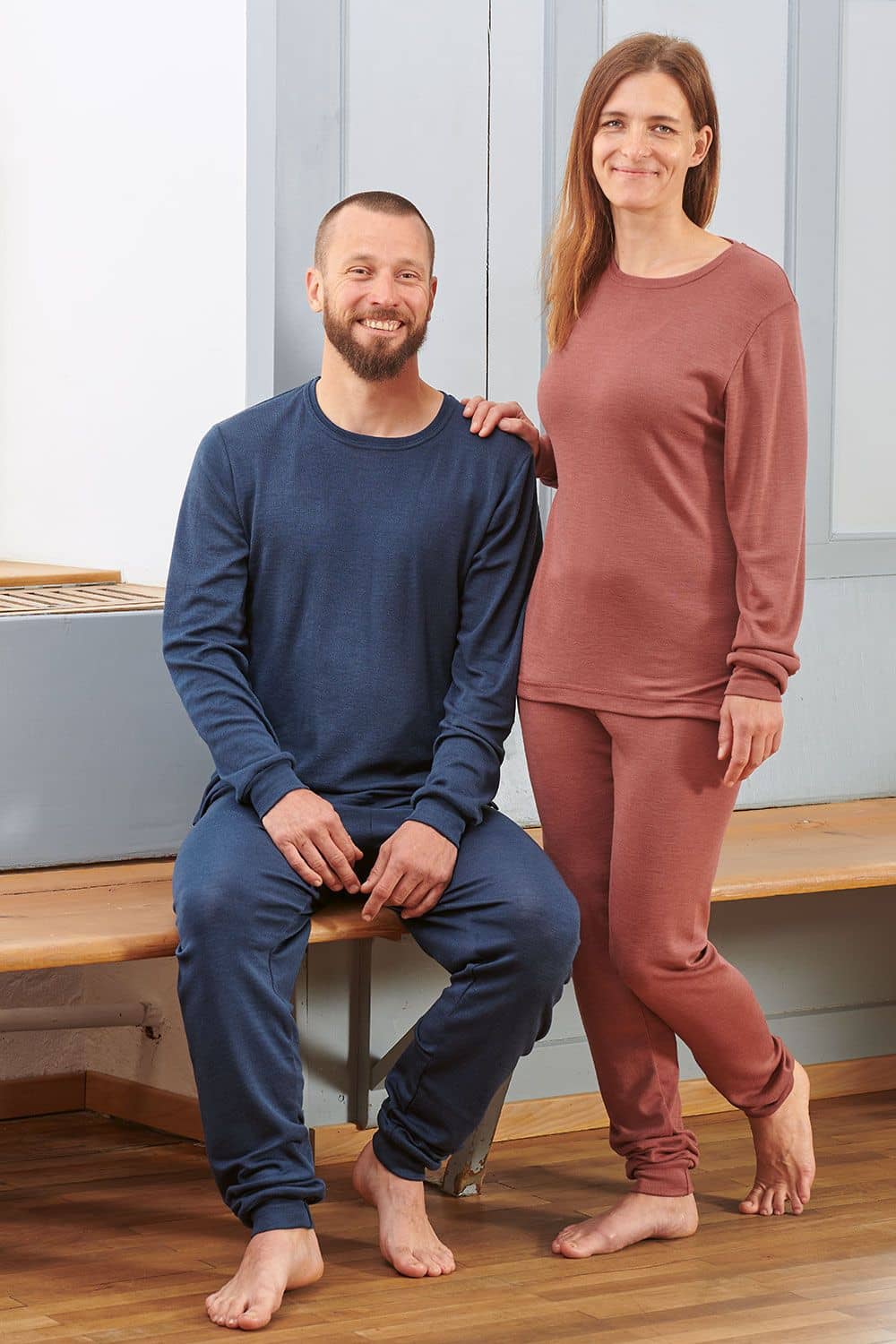 Wolle-Seide Schlafanzughose Mann und Frau tragen unisex Schlafanzugoberteil in marine und rost aus bio Wolle (kbT) und Seide mit Schlafhose