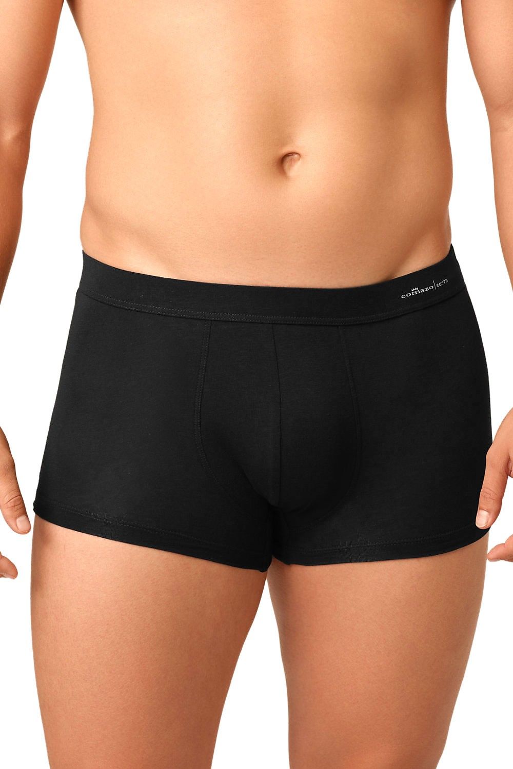Frontansicht von Model mit schwarzer Boxershorts aus bio Baumwolle (kbA) und Elasthan