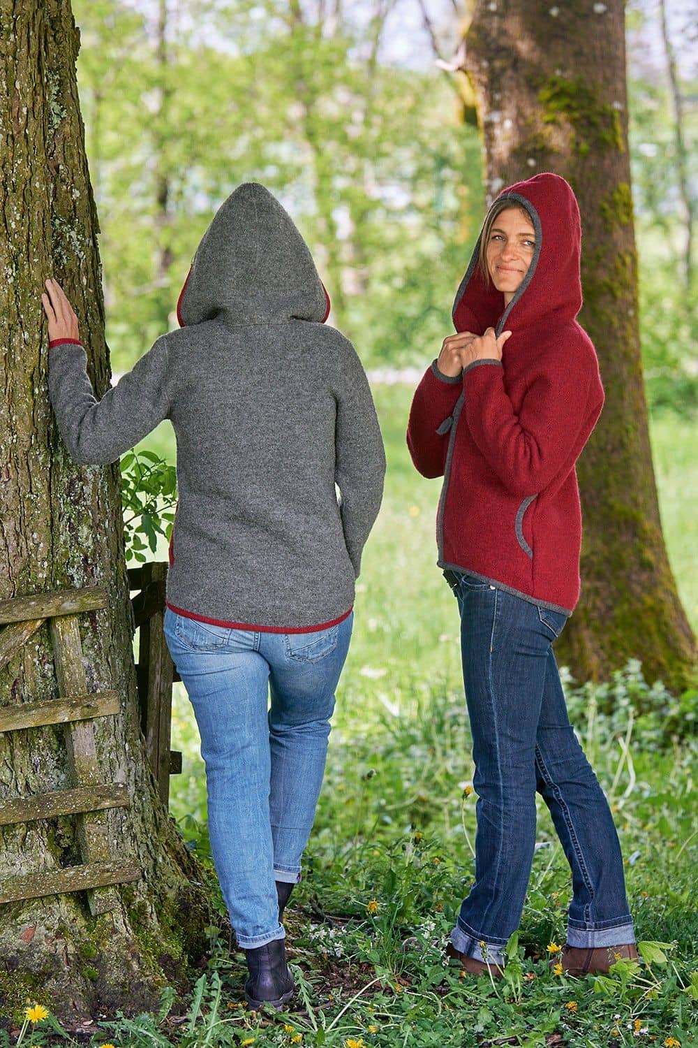 Frauen tragen rote und graue Jacken aus einem Strickwalk mit bio Wolle (kbT) vom Finkhof