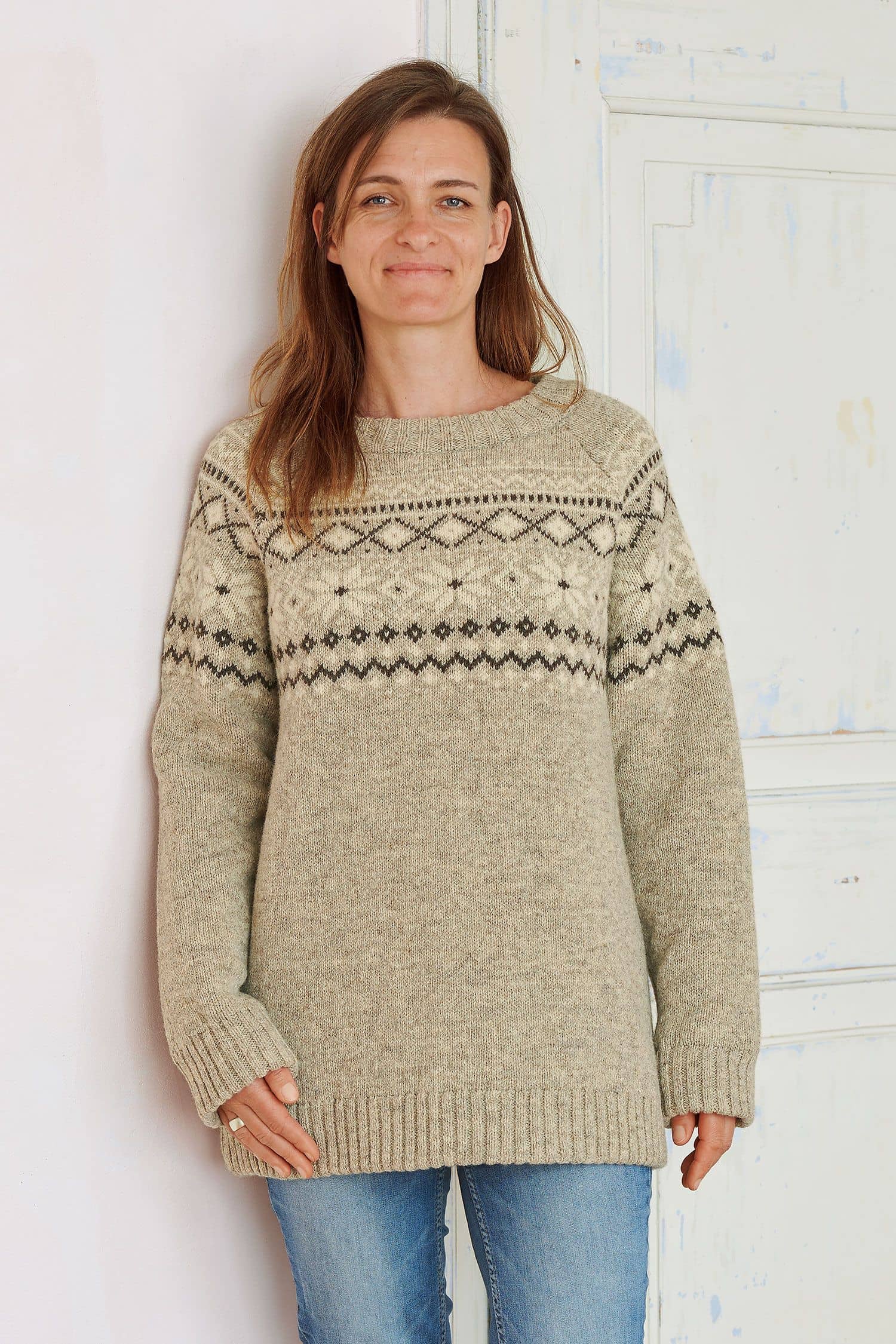 Frau trägt grauen Finkhof Norwegerpulli aus bio Wolle (kbT)