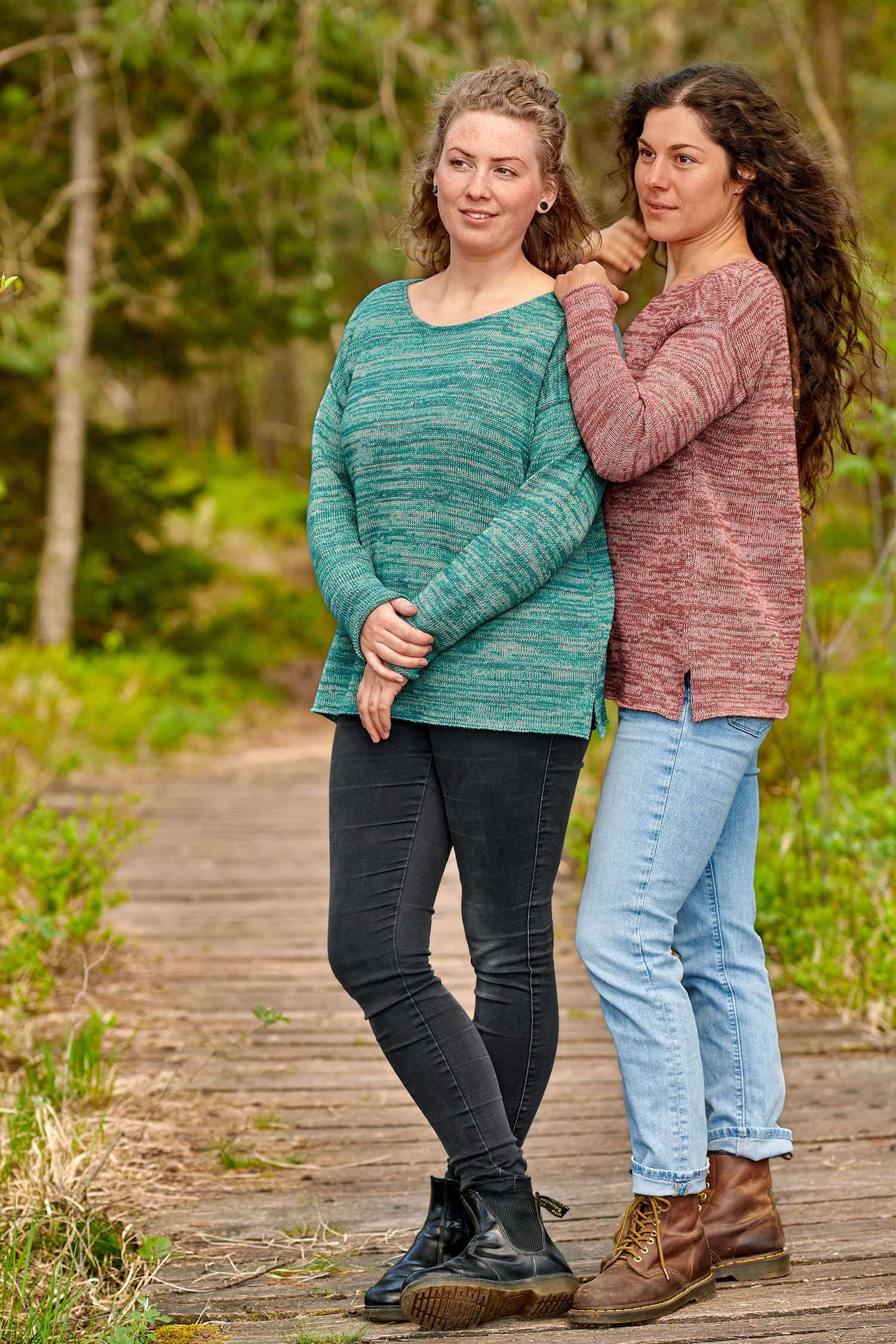 Oversize Strickpullover aus Bio-Baumwolle und Bio-Wolle Frauen auf einem Steg tragen Jeans und oversize Strickpullover aus bio Baumwolle (kbA) und bio Wolle (kbT)