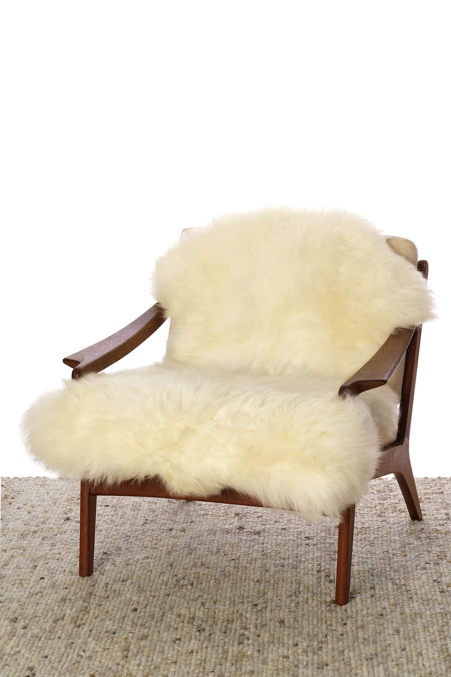 Langhaariges Schaffell weißes langhaariges pflanzlich gegerbtes Schaffell vom Finkhof auf Sessel