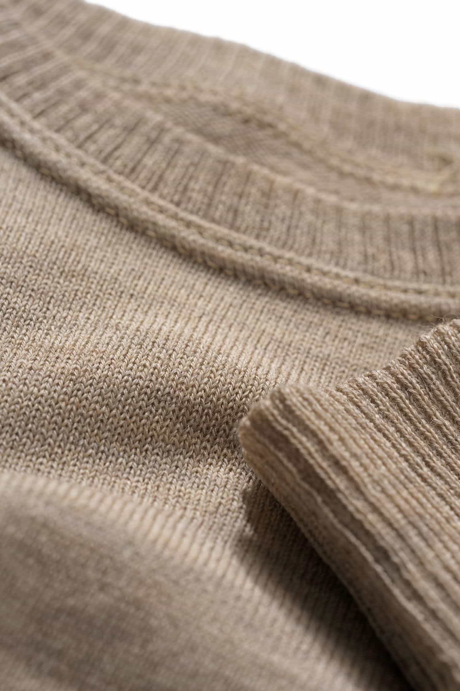 Detailaufnahme der Stoffstruktur des feinen sandfarbenen Wollpullover aus bio Wolle (kbT) vom Finkhof