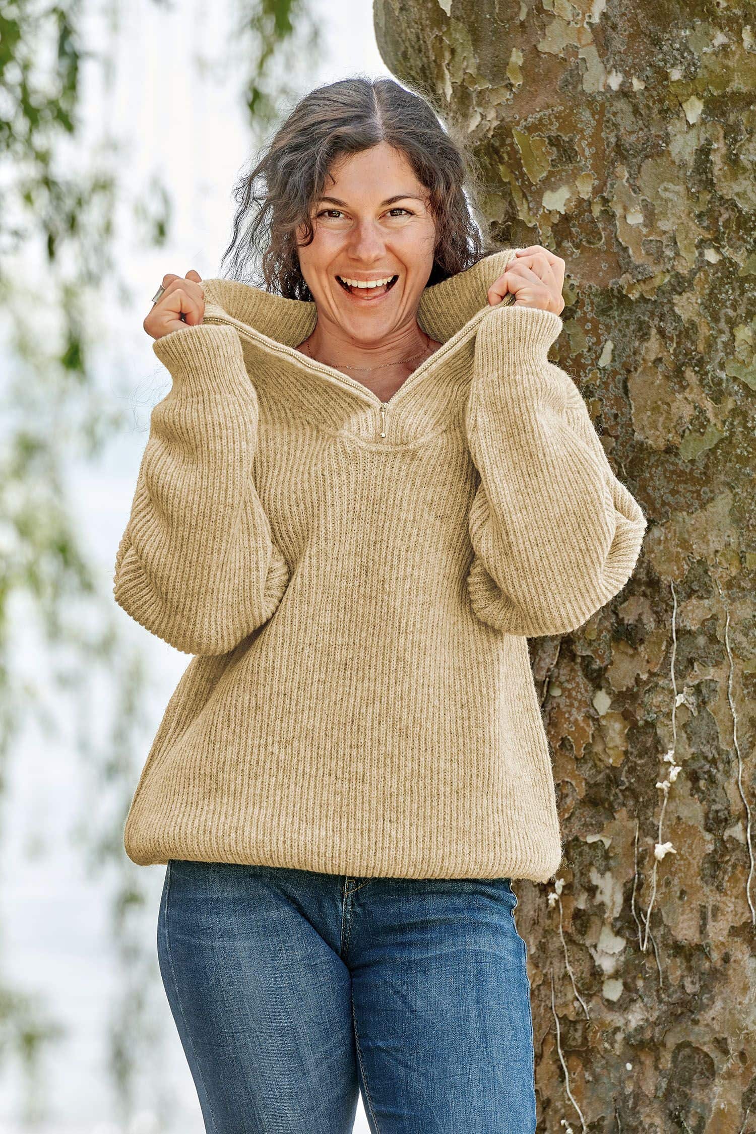 Frau trägt beigen Finkhof Troyer aus bio Wolle (kbT) vom Coburger Fuchsschaf