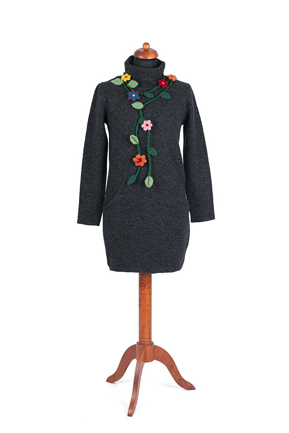 Filzblumenranke aus Finkhof bio Wolle (kbT) über Puppenkörper mit anthrazitfarbenem Mantel