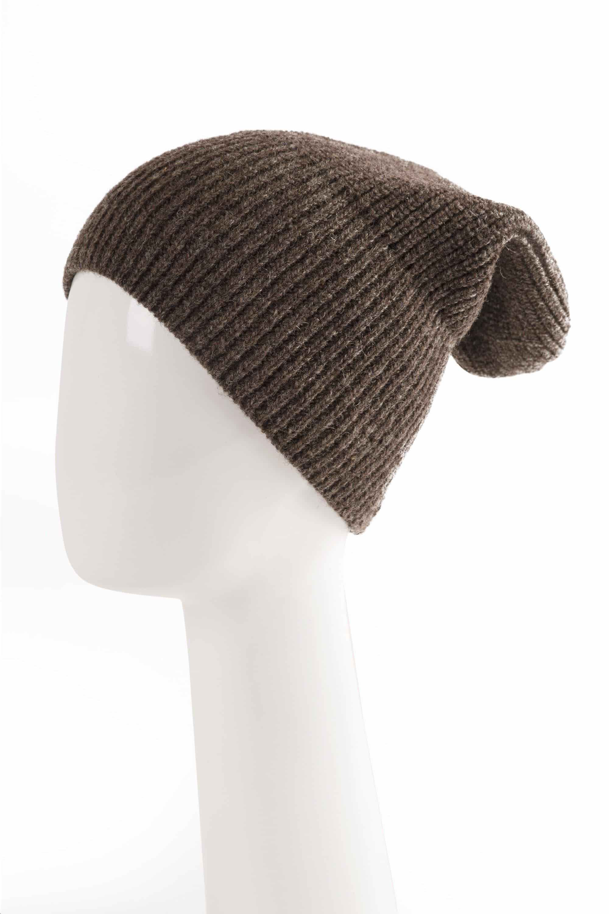 braune Finkhof Mütze aus bio Wolle (kbT) als Beanie auf einem Puppenkopf