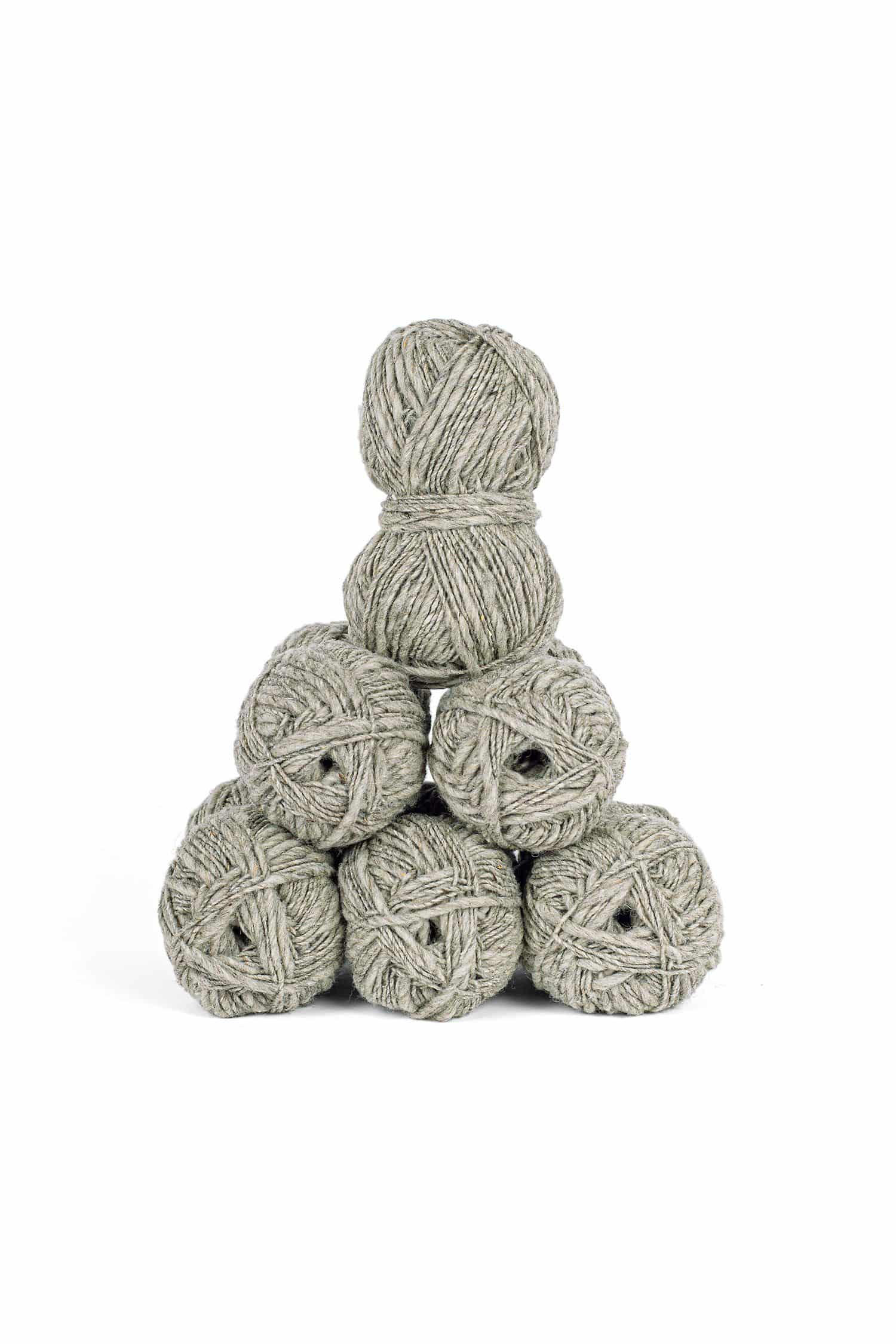 Finkhof Flammengarn hellgrau hellgraues Finkhof Flammengarn aus bio Wolle (kbT) in Knäulen als Pyramide aufgestapelt