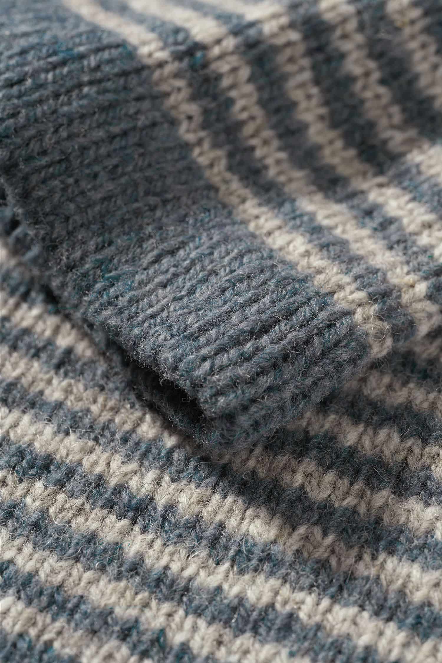 Nahaufnahme vom Strickmuster des blau grauen Ringelpullis aus bio Wolle (kbT) vom Finkhof