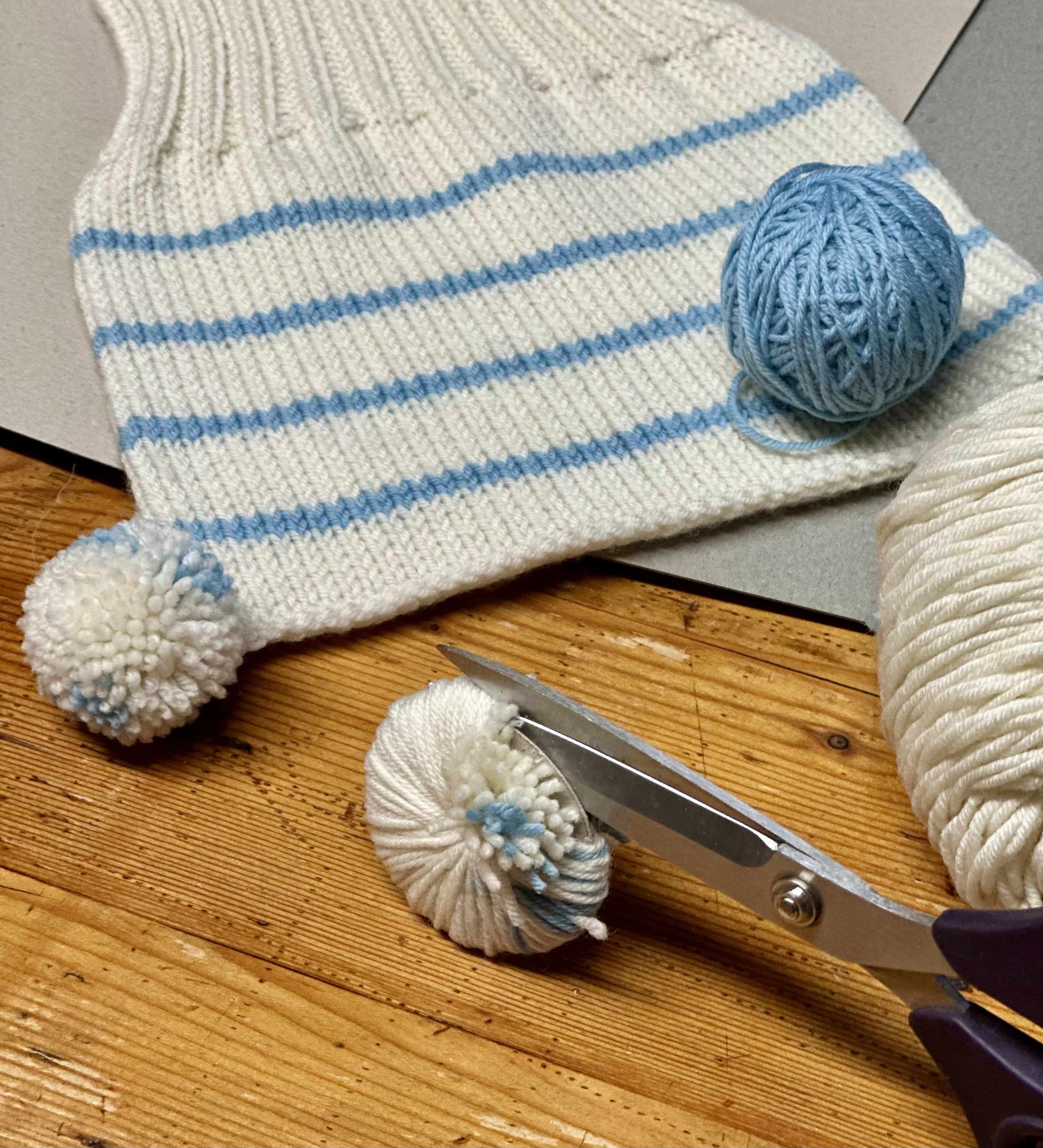 Bommel für weiß blaue Mütze herstellen