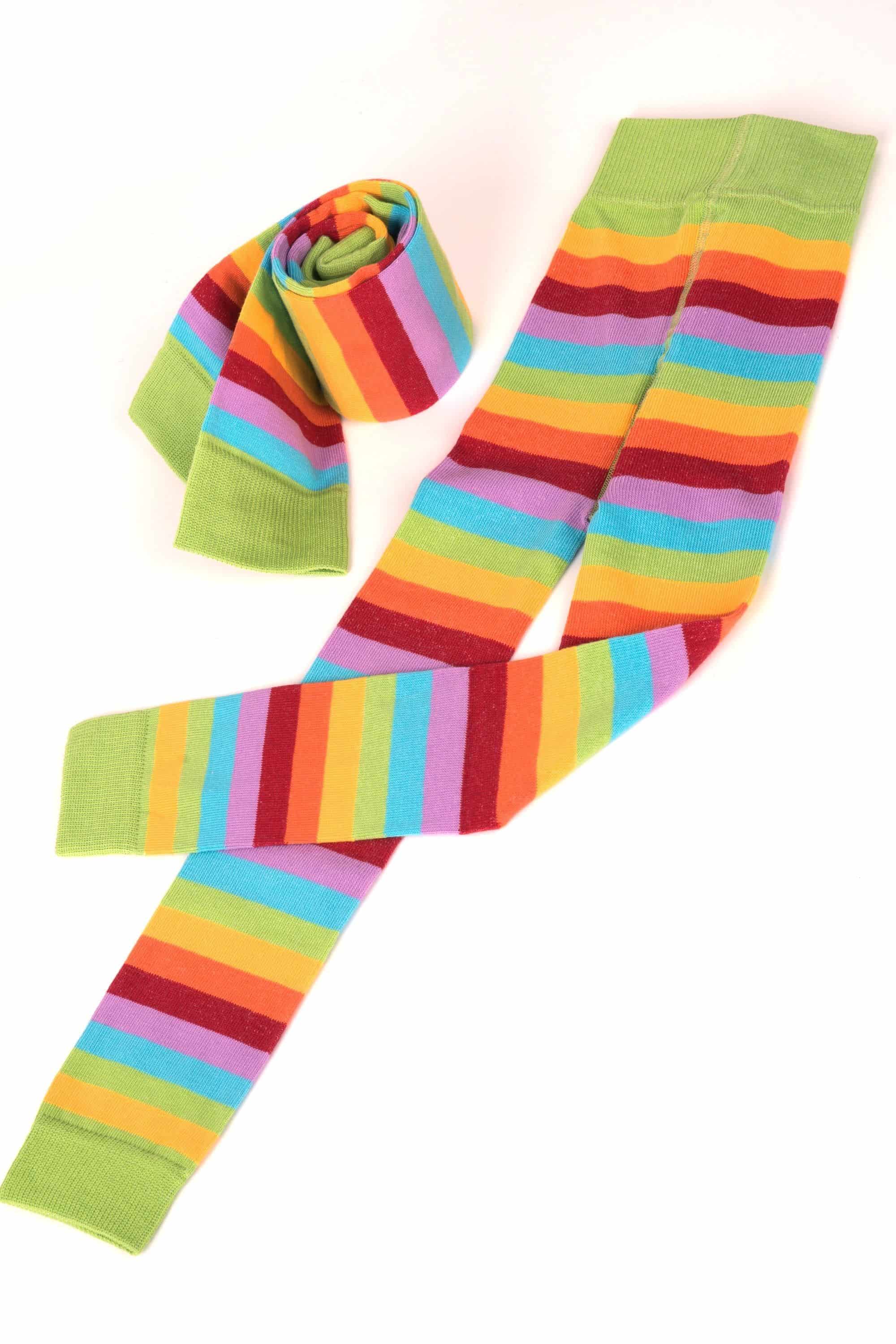 bunte gestreifte Leggings aus bio Baumwolle (kbA) und Elasthan eingerollt und liegend auf weißem Untergrund