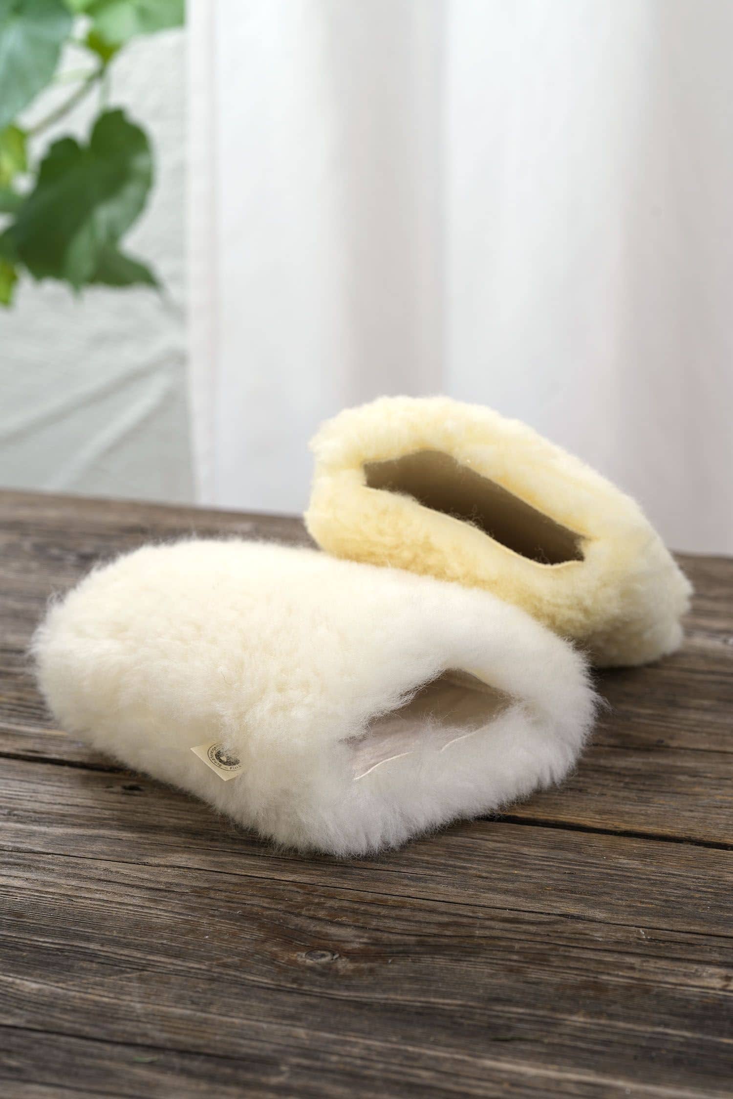 Staub-Handschuh aus Schaffell Staubhandschuhe vom Finhkof aus relugan gegerbtem Schaffell auf braunem Holzboden