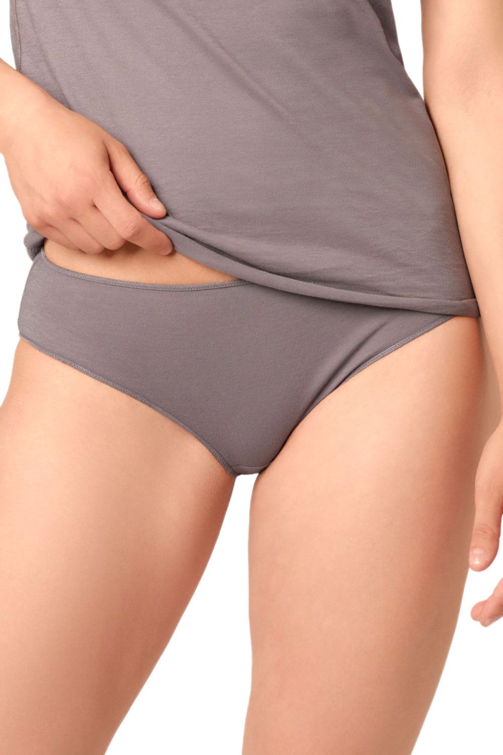 Damenmodel trägt brauner Slip aus bio Baumwolle (kbA) mit passendem Trägertop, von vorne