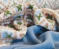 blauer und weißer floral gemusterter Stoff