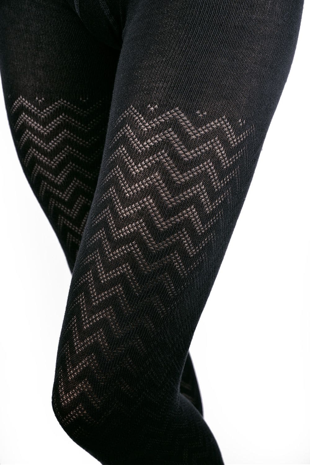 Nahaufnahme von schwarzer Leggings mit Ajourmuster aus bio Baumwolle (kbA) und Elasthan