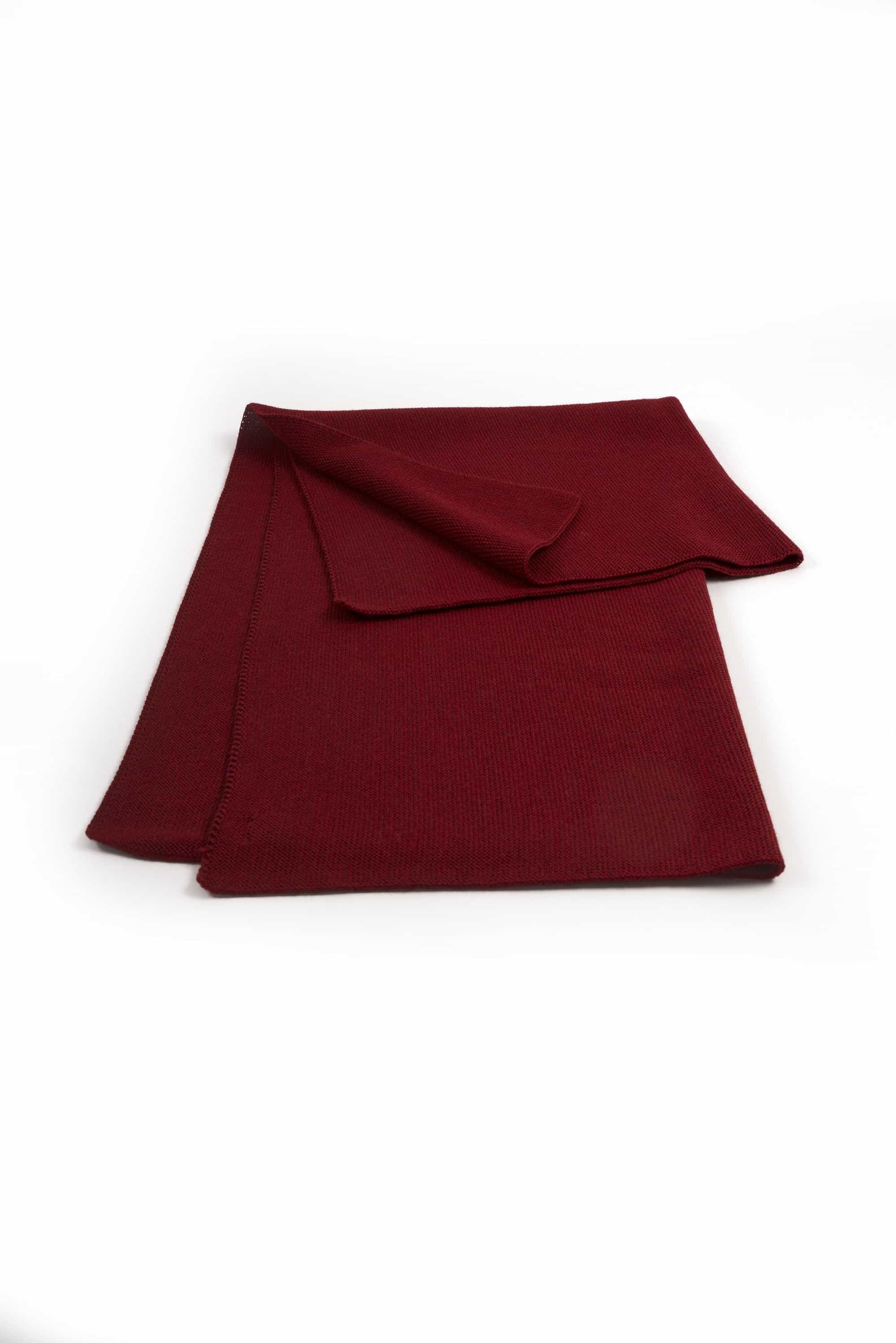 ordentlich gelegte rote Wickeldecke aus bio Wolle (kbT) vom Finkhof, Freisteller von vorne