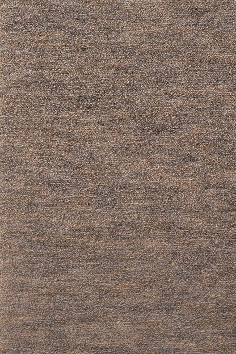 Nahaufnahme vom Stoff des walnussbraunen Wollfrotte-Schlafanzugoberteil aus bio Wolle (kbT)