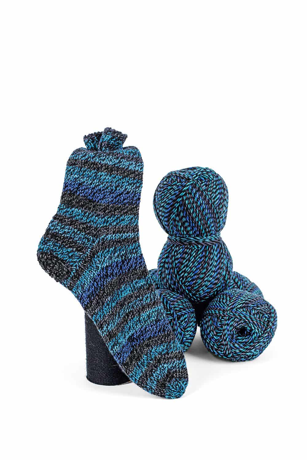 Sockenwolle fein Melange Welle schwarz/blau feine Finkhof Sockenwolle mit bio Merinowolle (kbT) in lau und schwarz mit Knäulen und fertiger Socke
