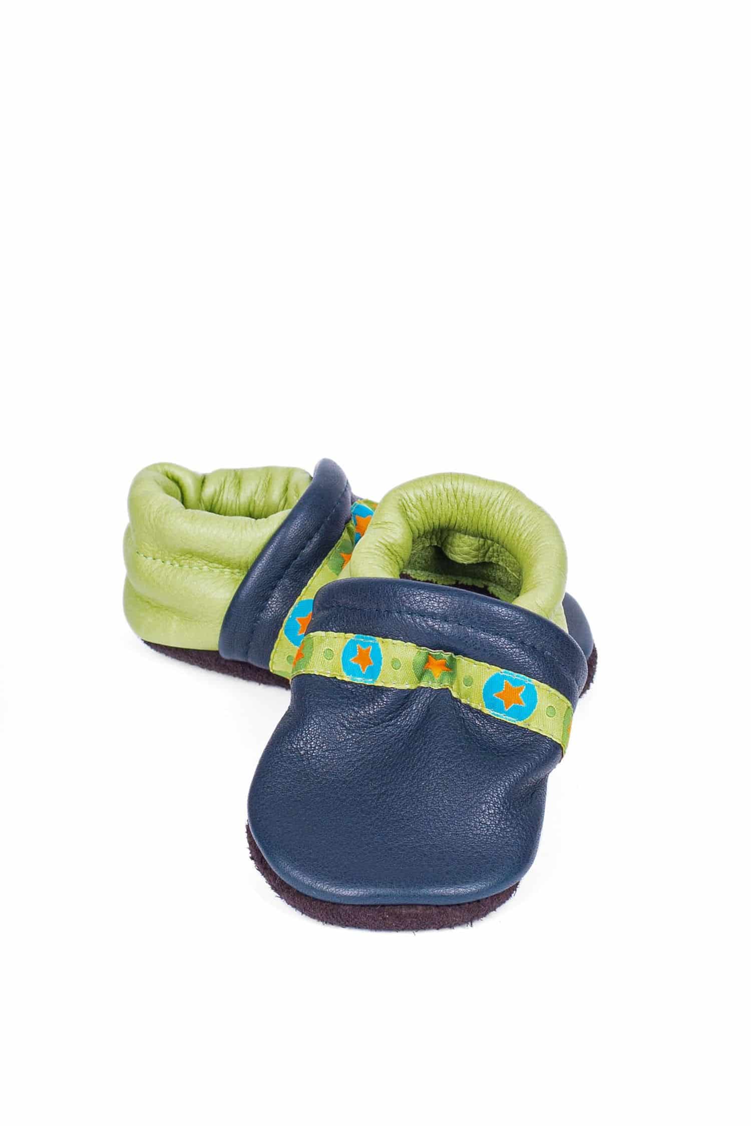 blau grüne Lederpatschen aus Rindsleder vom Finkhof, Freisteller