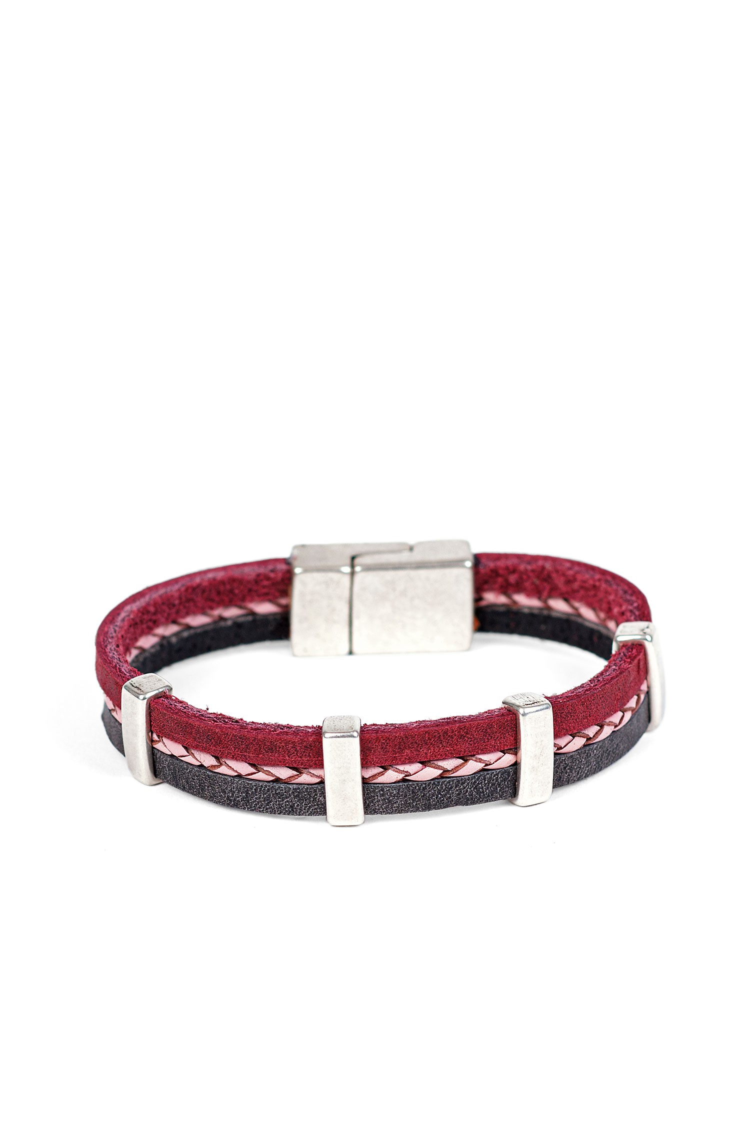 beerefarbenes Lederarmband mit silbernen Details und Verschluss, Freisteller