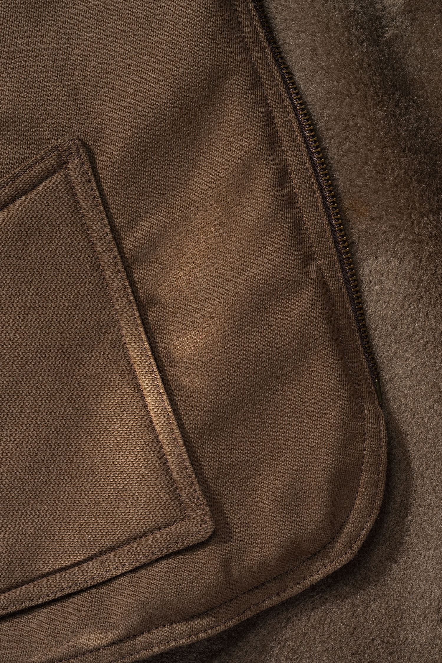 Detailaufnahme der braunen Fellweste aus bio Baumwolle (kbA) und Fell vom Finkhof