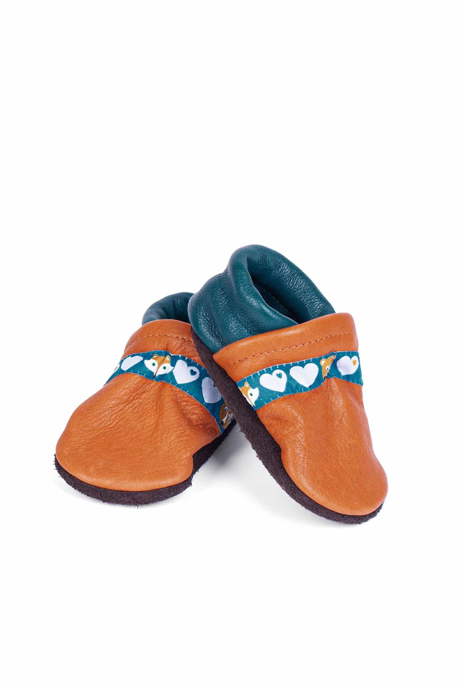 orange türkise Lederpatschen aus Rindsleder vom Finkhof, Freisteller