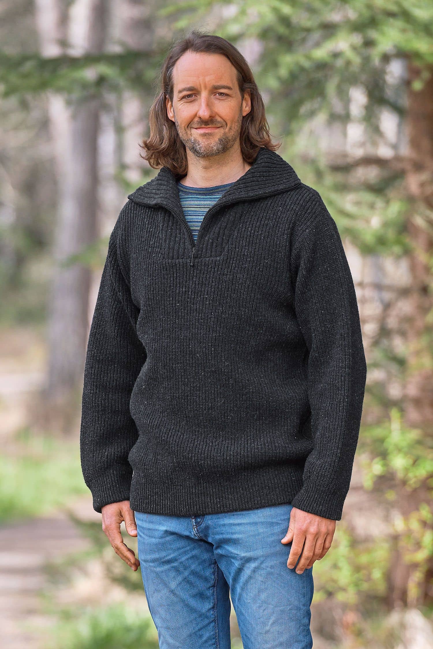 Mann mit Jeans trägt anthraziten Finkhof Troyer mit Zipper aus bio Wolle (kbT)