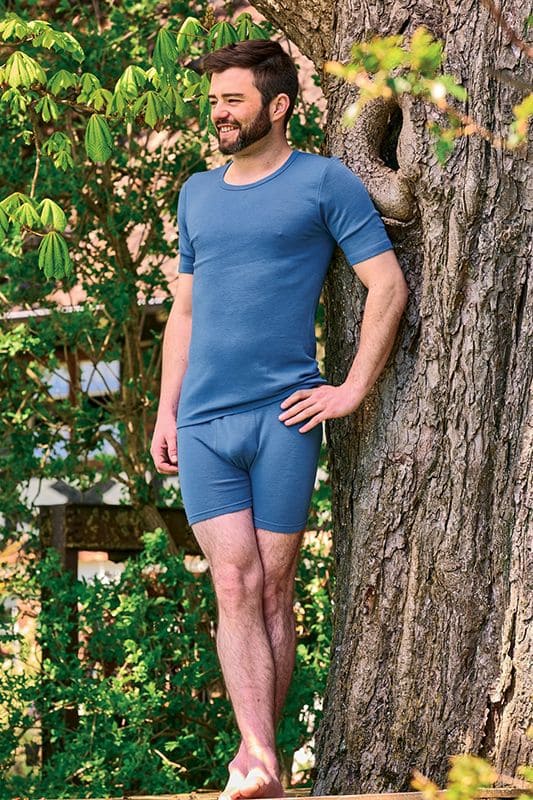 Woll-Pants Herren blau Mann steht vor Baum und trägt blaue Woll Pants aus bio Wolle (kbT) mit passendem Shirt