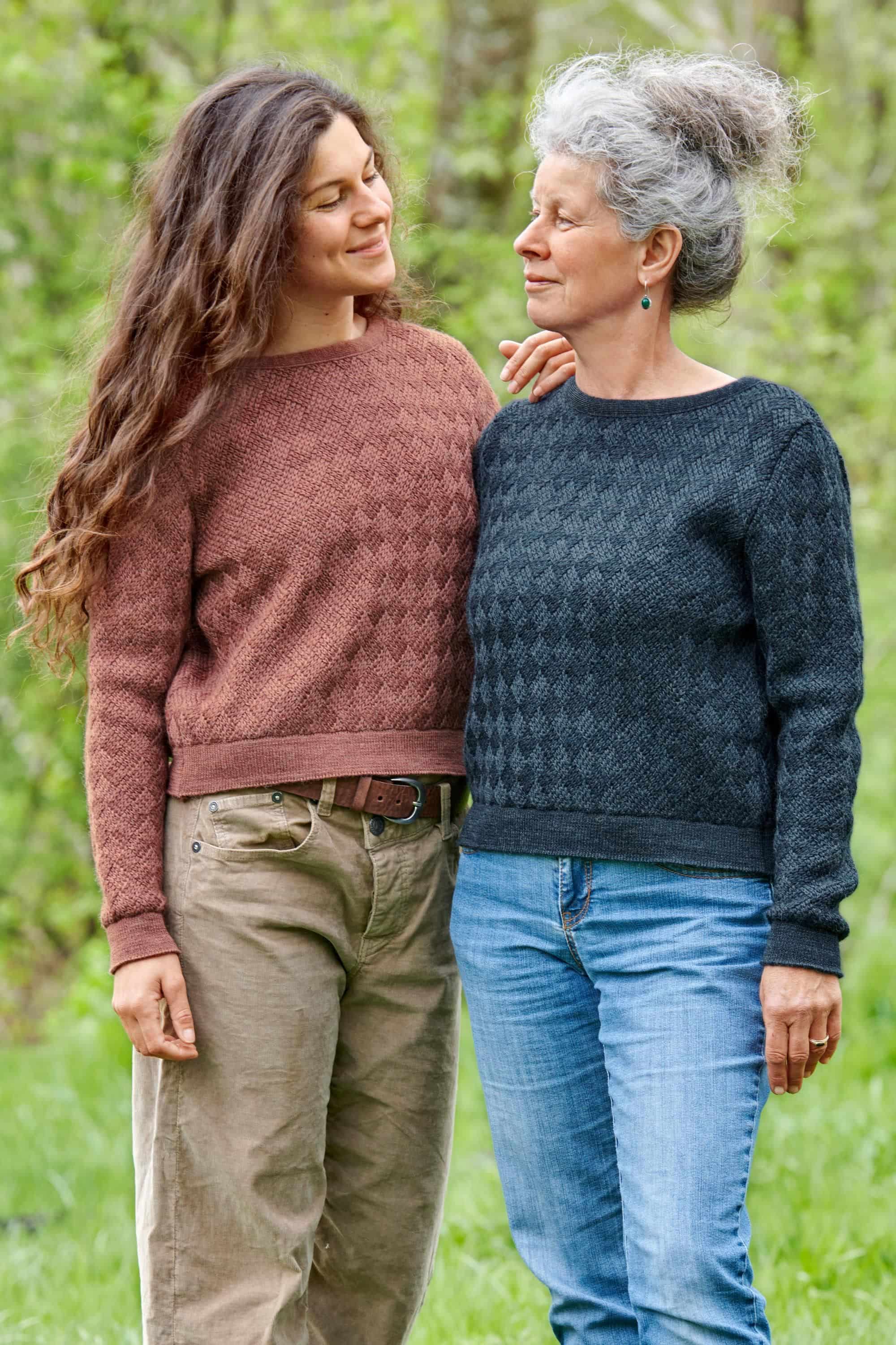 Pulli Leni Frauen stehen draußen mit altrosanem und dunkelblauem Strukturpullover aus bio Wolle (kbT)