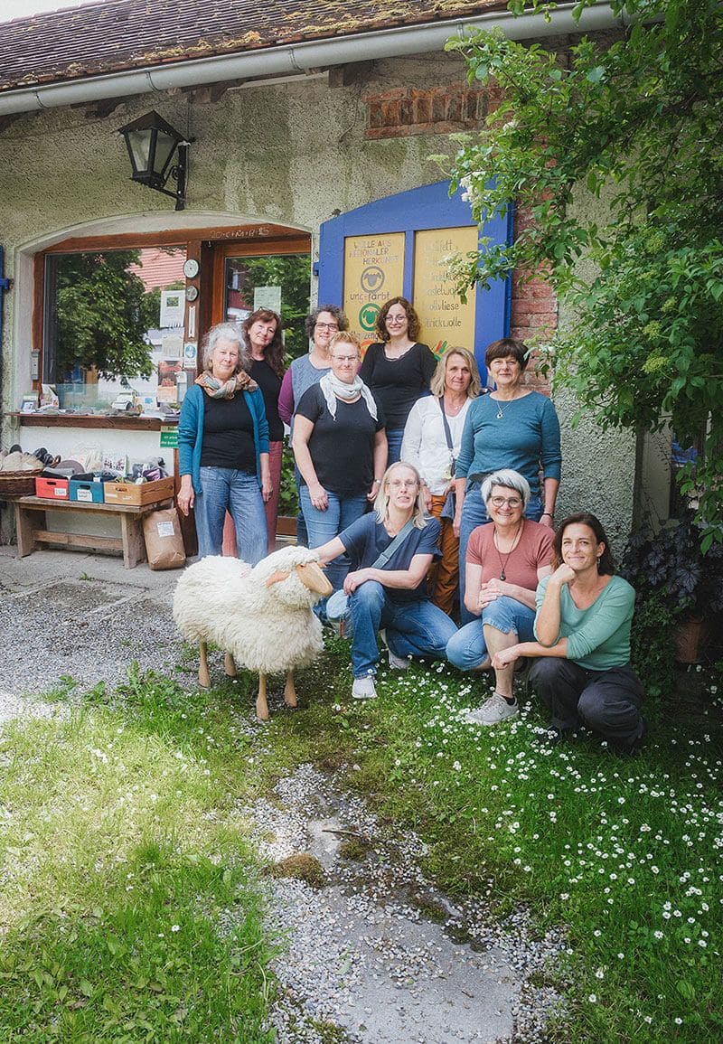 finkhof-hofladen-gruppenbild-04-2025 Finkhof Gruppnbild von Hofladentram vor dem Hofladen