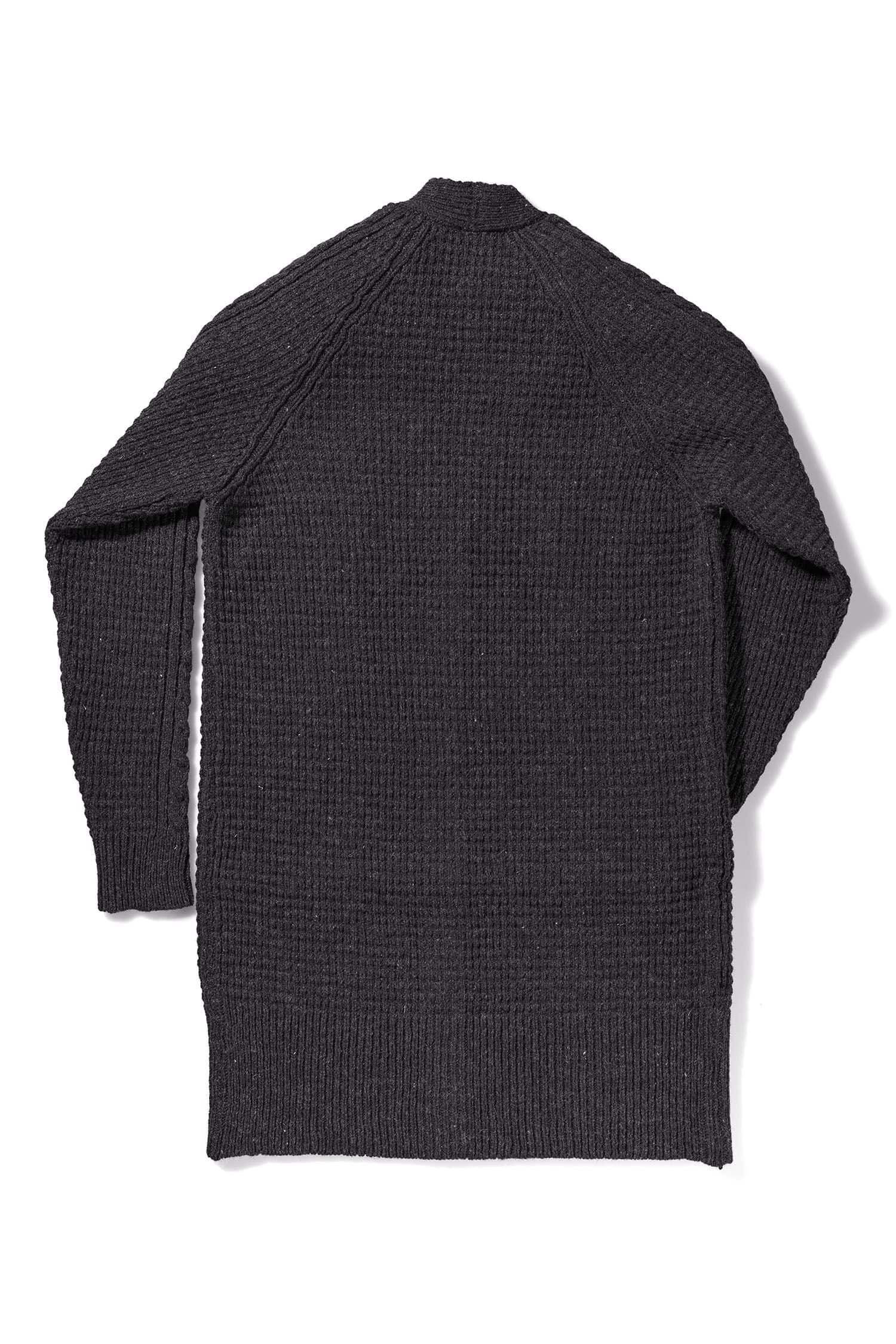 langer Cardigan in anthrazitgrau mit Zopfmuster aus bio Wolle (kbT) vom Finkhof, Freisteller von hinten