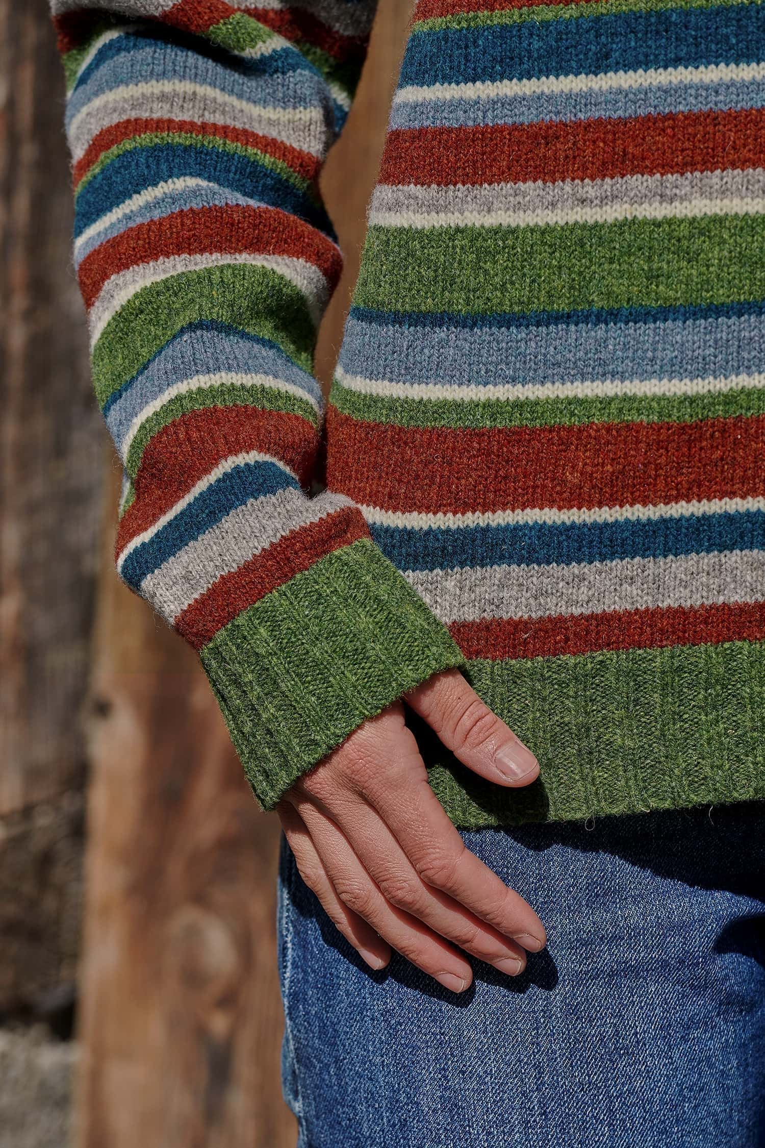 Detailaufnahme der Bündchen des bunt gestreiften Wollpullover vom Finkhof aus Bio-Wolle